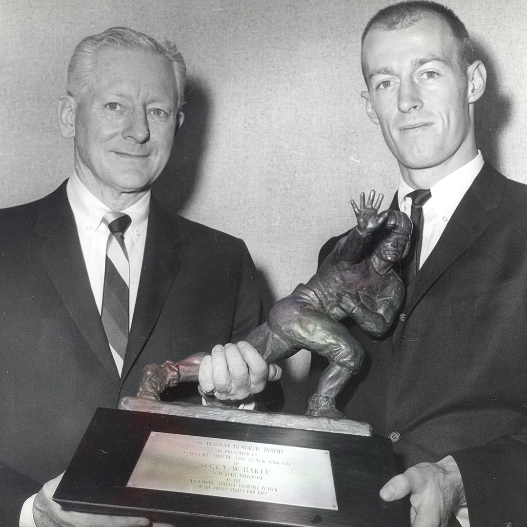 Happy Birthday to the 1962 Heisman Trophy winner, @BeaverFootball’s Terry Baker!​ Baker was one of the first “dual threat” quarterbacks, as he threw for 1,723 yards and 15 scores and rushed for 538 yards and nine TDs in his Heisman-winning season. ​ After his outstanding college…