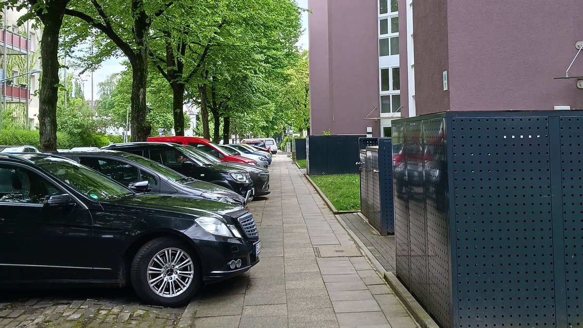 AndreEssen45's tweet photo. Goethestraße
Wie überall ...
Immer mehr Kfz, also wird quergeparkt.
#Querparker schlucken immer mehr Gehwegflächen.
#runtervomgehweg
#fußgängerfeindlichkeit https://t.co/sYMq9rkNci