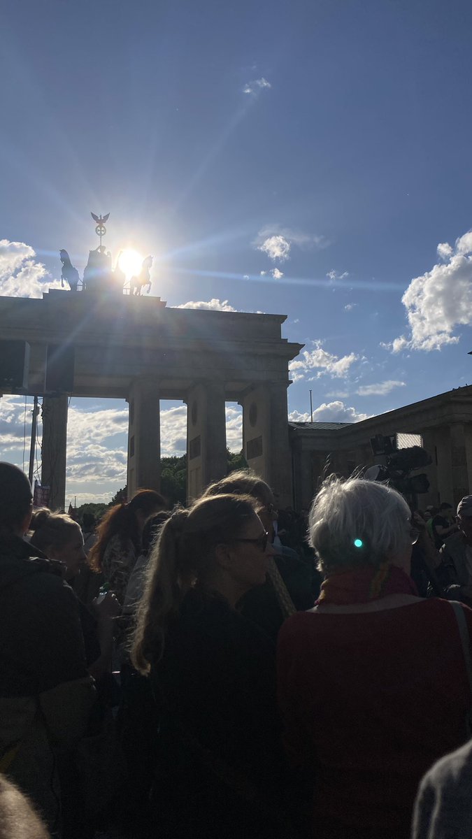 Für unsere Demokratie. Jetzt zusammen am #BrandenburgerTor. Weil’s wichtig ist. Weil’s auf uns ankommt. #b0505