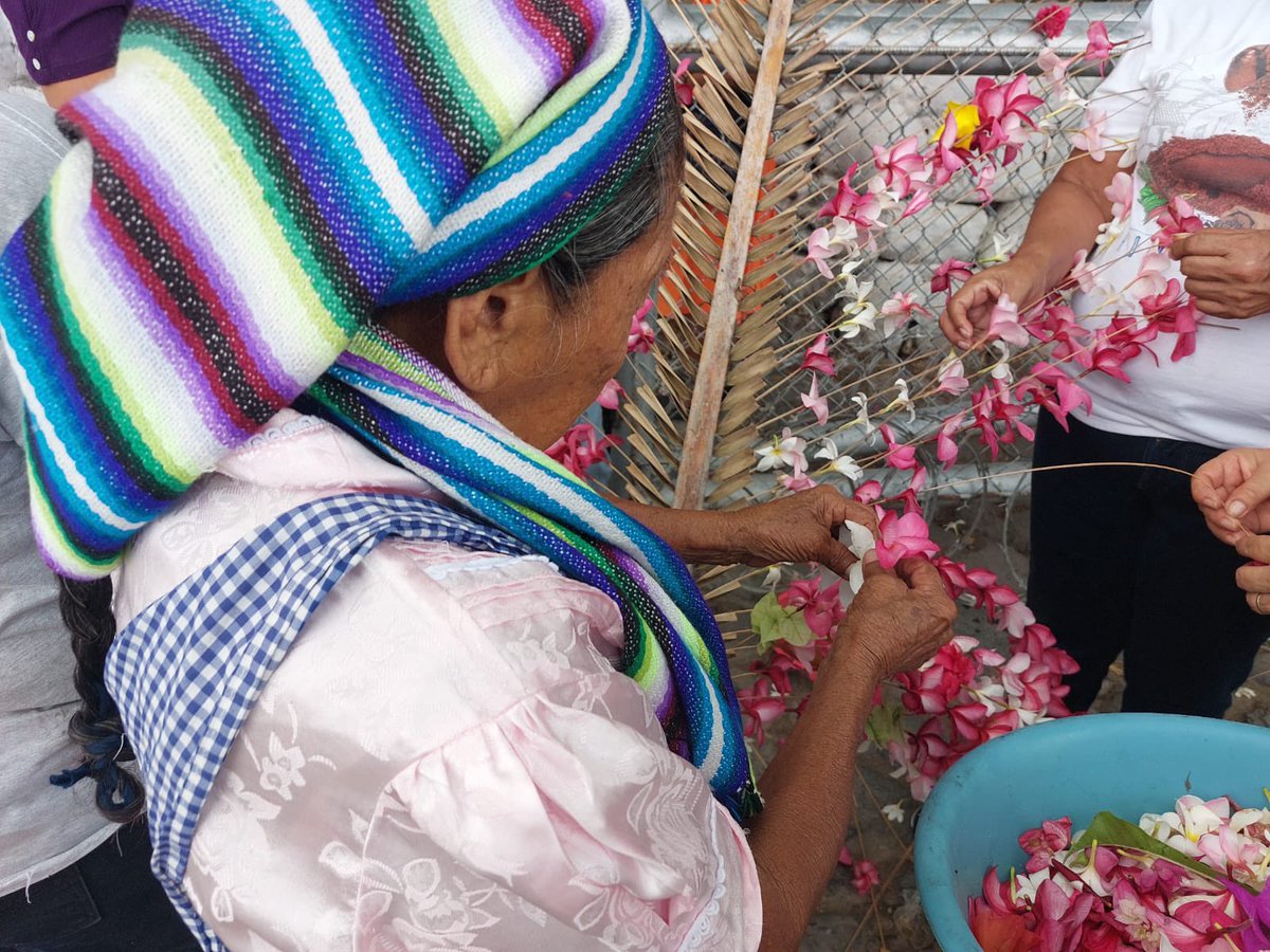 #EnImágenes || Panchimalco vive este domingo 4 de mayo sus fiestas en honor a la Virgen del Rosario y de la Concepción. Esta celebración es conocida como la fiesta de las flores y las palmas. Se ha colocado el altar de la cofradía a la Virgen del Rosario.