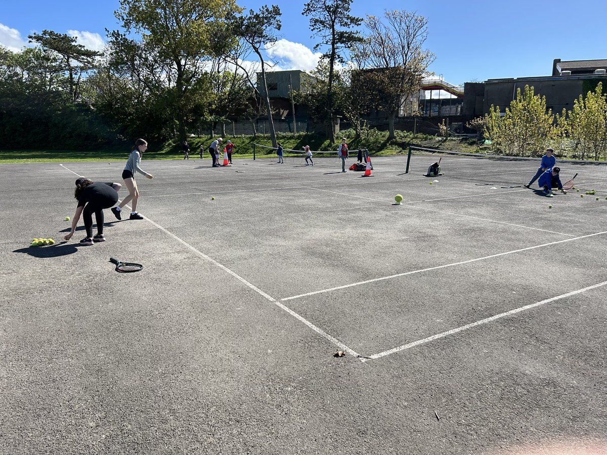 Lots of active children & adults out on court playing lots of tennis this weekend at Porthcawl Community Tennis Club🎾🙌🏻🏴󠁧󠁢󠁷󠁬󠁳󠁿☀️ @sportwales @tenniswales @dsw_news @the_LTA 
#communityclub #porthcawlparkstennis