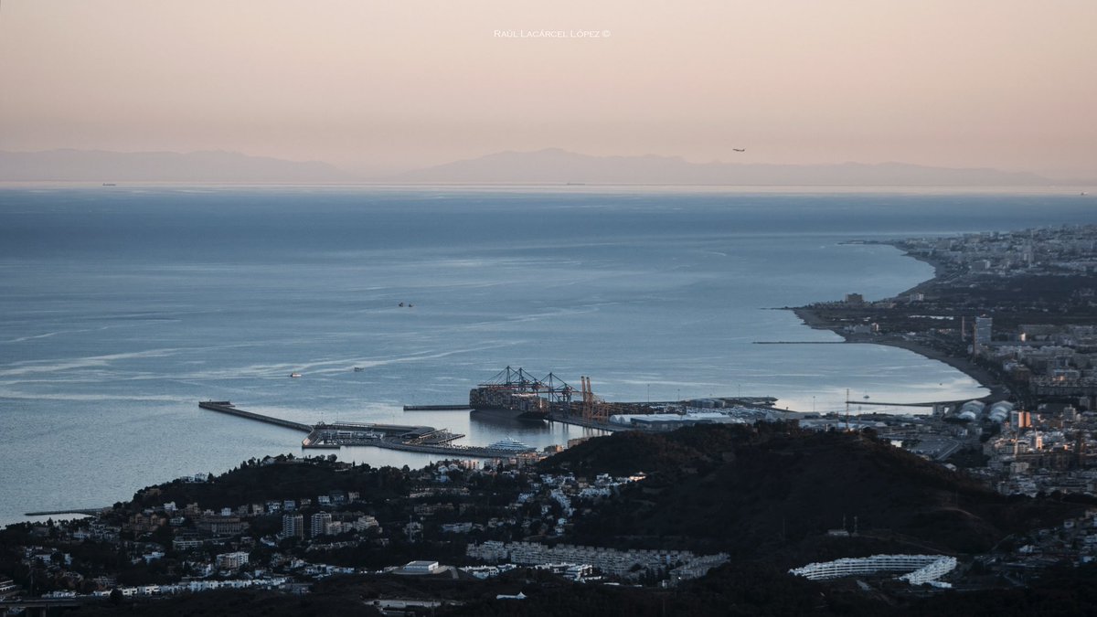 Málaga, Torremolinos y el Atlas de fondo, visto desde los Montes. . . @jrambaud @Zappa_Malaga @Malagaconacento @Storm_Malaga @UnodeMelilla @Navarrameteo @JoseAQuirantes @Paco_Almanzor @nanyfotografia