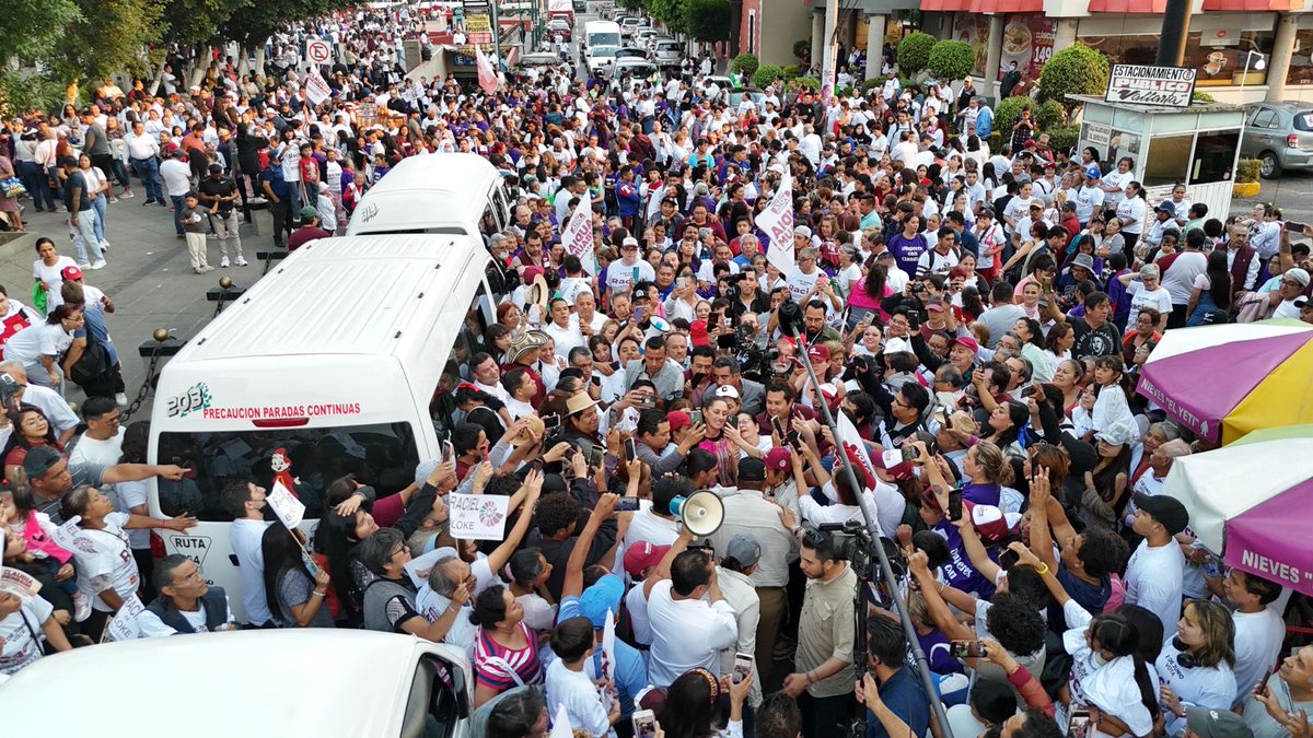 Donde está Claudia? Quien en manos del pueblo se pone no se equivoca! Esto que pasó ayer a su salida de Atizapán de Zaragoza se produce en todos los pueblos y ciudades donde celebra asambleas. Perderse en el pueblo, ser una más la hará la 1era Presidenta de la historia.