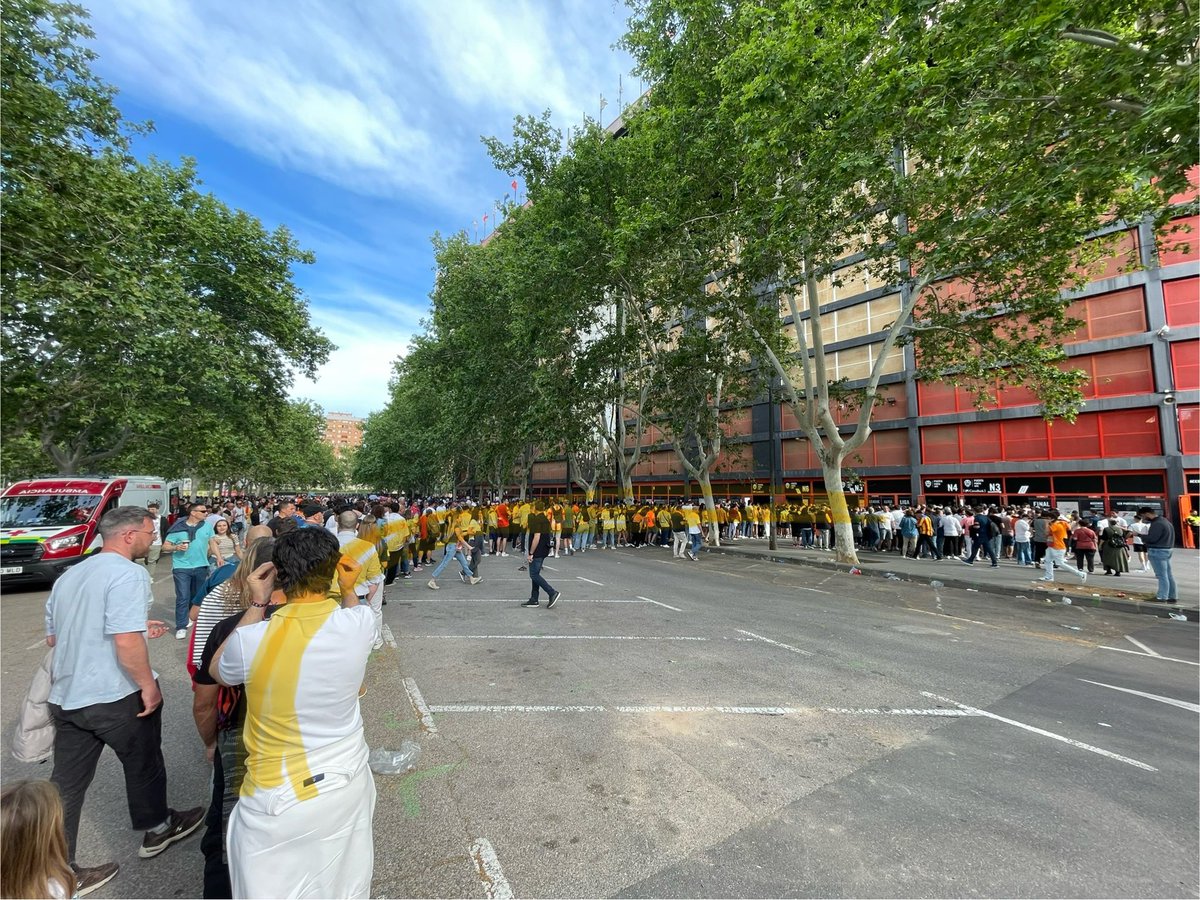 Ei @valenciacf , feu-se mirar el tema dels accesos a l’estadi. A 5 minuts de començar el partit esta és la cua per a entrar per la N5. I per la majoria de portes d’este gol, igual.