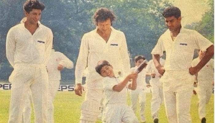 A true testament to his leadership on and off the cricket field. Throw back Early 90s. 🇵🇰❤️