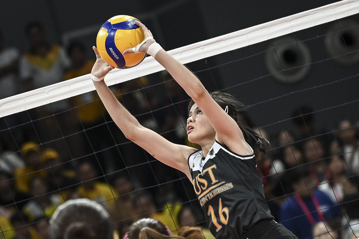 Much like her counterpart Dux Yambao vs FEU, UST's Cassie Carballo outplayed both setters from La Salle in their Finals-sealing win.

Carballo dished out 18 excellent sets. Julia Coronel and Julyana Tolentino jointly produced 14.