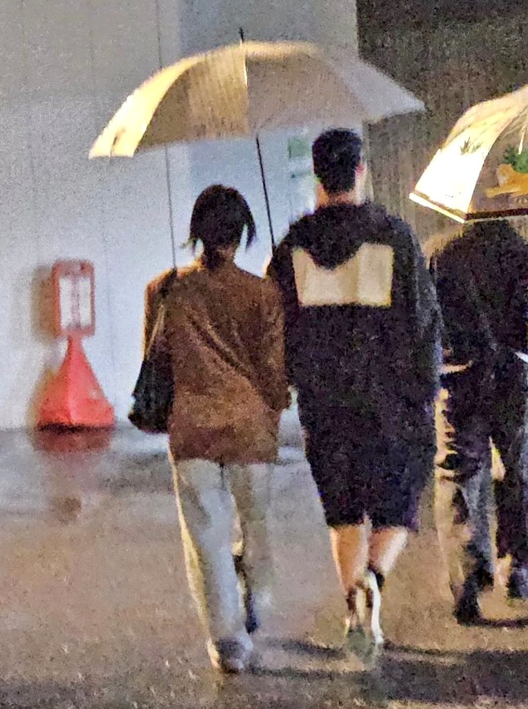 어깨가젖어도 동생비맞지말라구 왼쪽으로 우산 더기울여서 씌워주는 오라버니어때......☔️