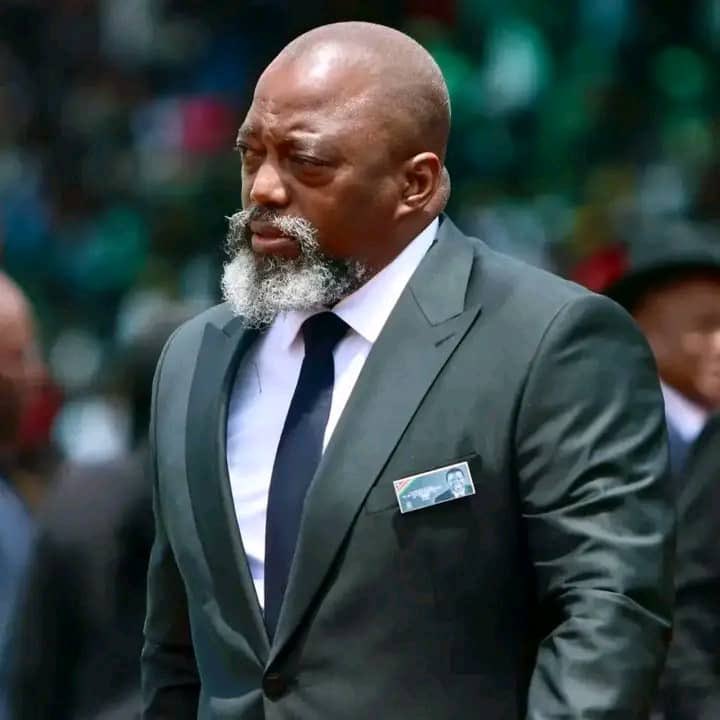 Il y a certains militants du PPRD qui veulent que Joseph Kabila revienne au pouvoir. 

Donc dans PPRD là, il y a aucune autre personne qui peut prétendre vouloir dirigé le pays à part leur autorité Kabila ? 

Le parti politique au Congo 😭😭