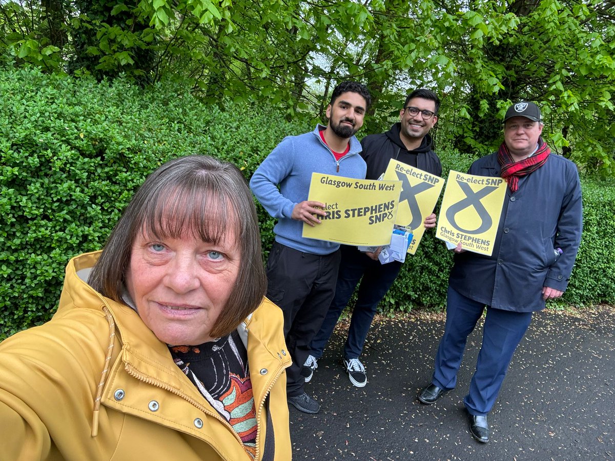 Great afternoon out in Pollokshields surveying with our hard working MP @ChrisStephens  SNP candidate for @GSW_SNP  #VoteSNP in #GE2024 
#ScottishIndependence  💛🖤🏴󠁧󠁢󠁳󠁣󠁴󠁿