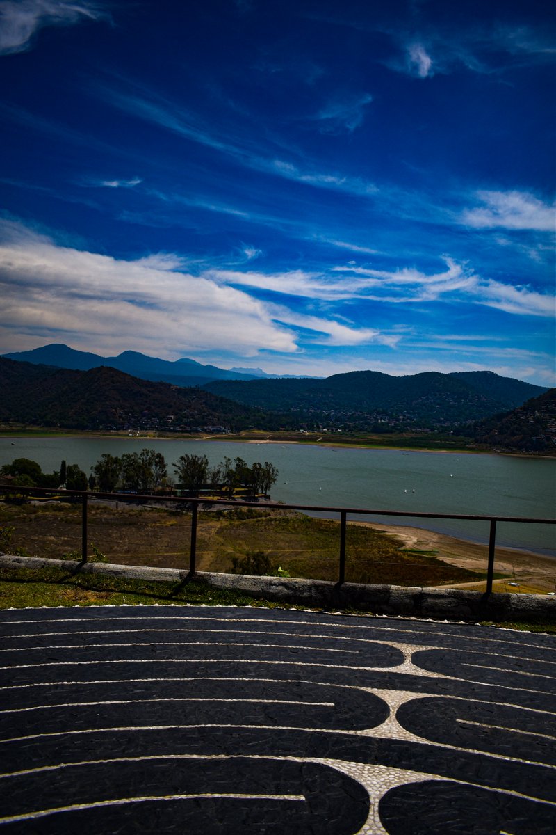 🚁 Capturando la belleza del Valle de Bravo desde las alturas. 📸✨ ¿No es increíble? ¡Vive la experiencia desde lo más alto! #JaJaJaramillo #ValleDeBravo #ElSantuarioValle #PuebloMagico #HamakHotels #VistasIncreíbles #FotografíaAérea #NaturePhotography #ExploraMéxico #México