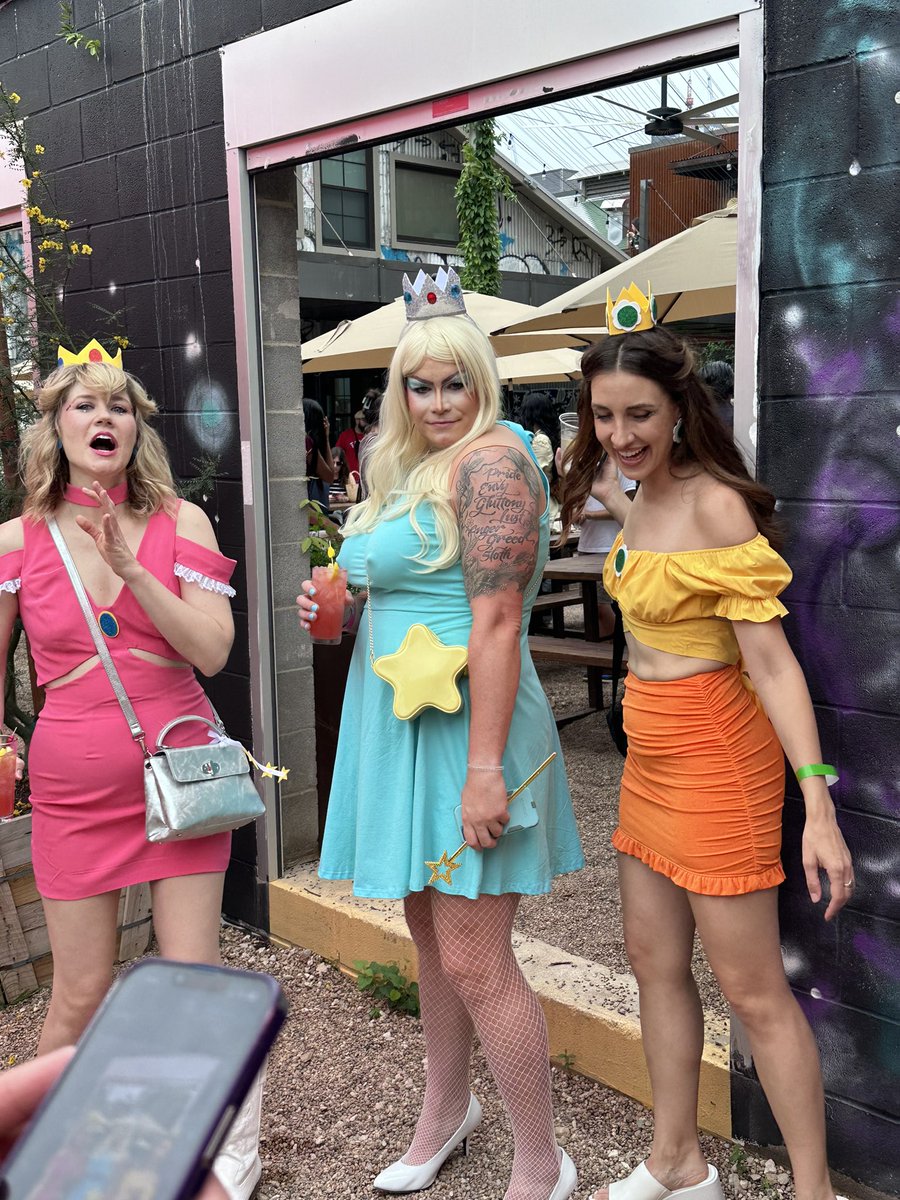 Some of the absolute best looks from our SmashHoes pub crawl yesterday. I was gooning for these looks.
