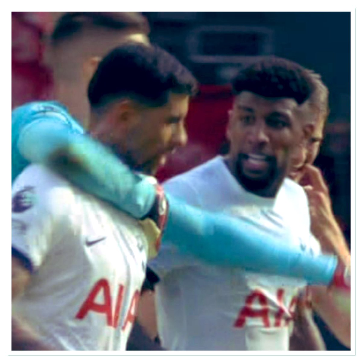 🚨Tottenham Hotspur goalkeeper Guglielmo Vicario had to drag Cristian Romero away from Emerson Royal, as the pair were exchanging words. Vicario physically grabbed Romero by the neck and forced him away from his team-mate. 👨🏻‍💻[@IanDoyleSport] #THFC | #COYS | #TOTTENHAM | #LIVYOT