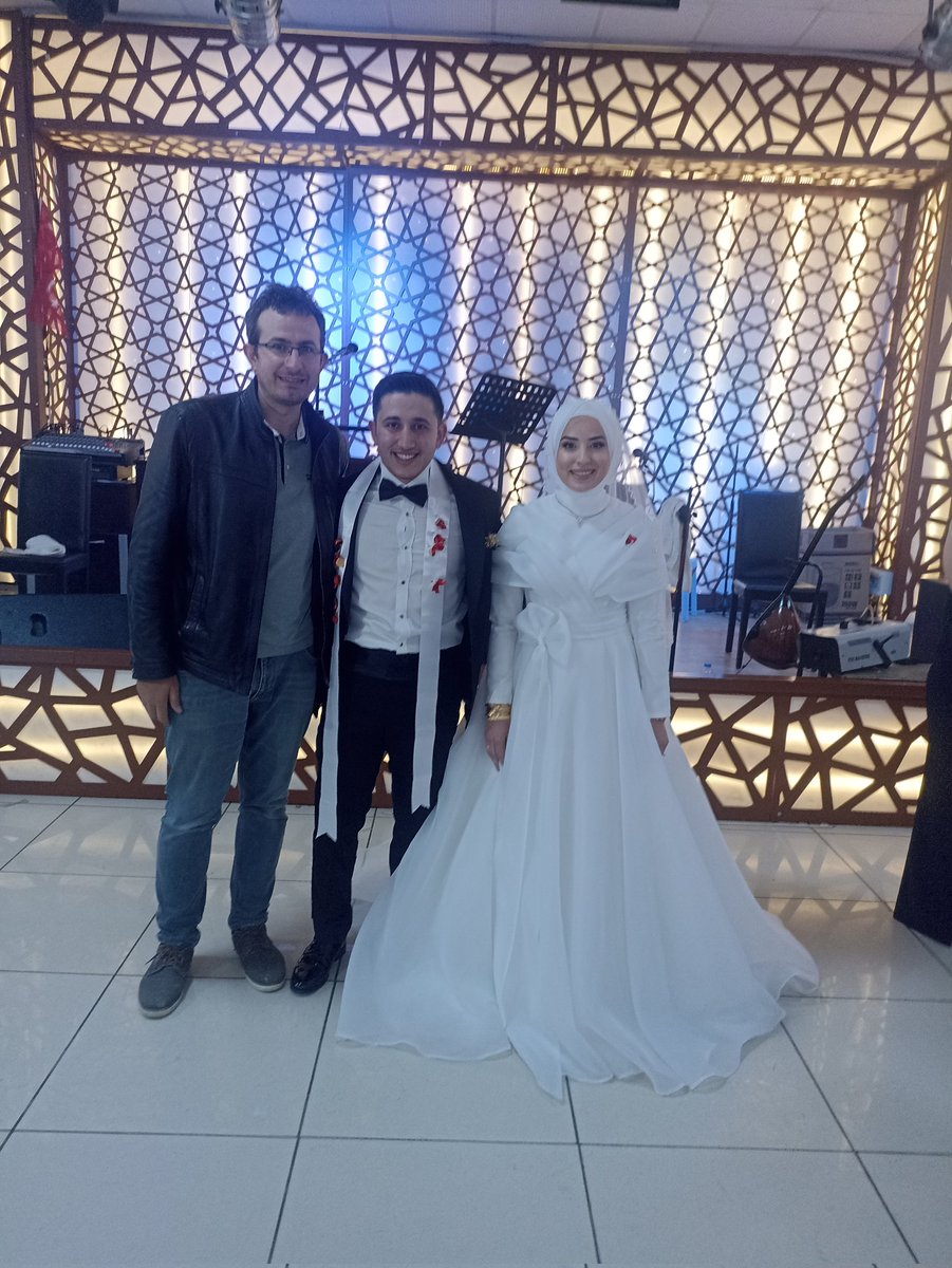 Eskişehir Şehir Hastanesinde görevli üyelerimiz Ersin&Merve çiftinin düğün merasimine katıldık. Yeni evlenen değerli çiftimize iki cihanda saadetler diliyoruz. #Eskişehir #SağlıkSen #ŞehirHastanesi