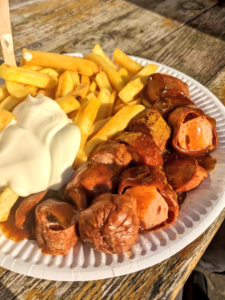 That yummy fries and curry wurst🤩 #currywurst #wurst #sausage #germanfood #pommes #fries #foodies #foodlovers