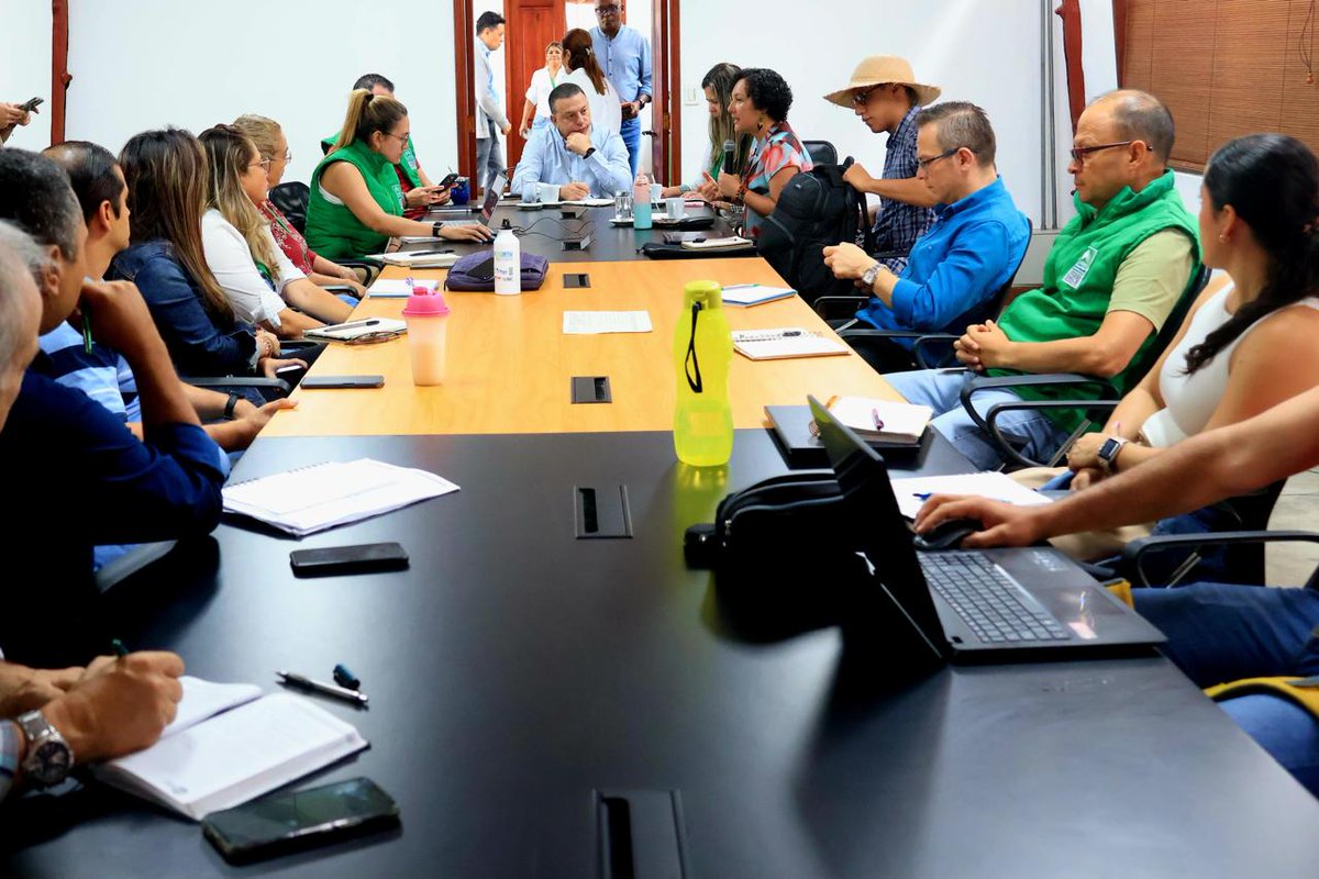 Una agenda comprometida con los temas ambientales de #Risaralda, #Caldas y #Quindío. En la reunión con las tres CAR, debatimos los problemas de control, seguimiento y sanción ambiental. Además de los problemas de acceso a la información y respuestas adecuadas a la ciudadanía.