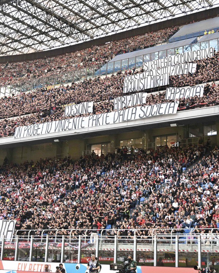 Dopo l’annuncio dello sciopero questi gli striscioni esposti dalla Curva Sud: “Strategia comunicativa, presenza istituzionale, acquisti mirati, coesione, ambizione, capacità. Un progetto vincente parte dalla società. Milano non si accontenta”.

#acmilan #milangenoa #curvasud