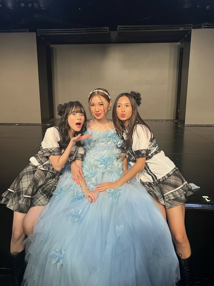 SE_LynJKT48's tweet photo. Ci Shaniii terima kasih banyak sudah menjadi panutan dan kakak yang sungguh baik, sayang cici banyak-banyak 🥺❤️❤️ https://t.co/Kupi0mmsB0