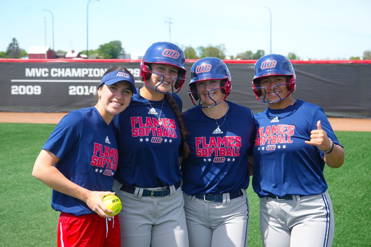 We are all smiles getting ready for our final conference game of the season! 

#ChicagosCollegeTeam | #FireUpFlames