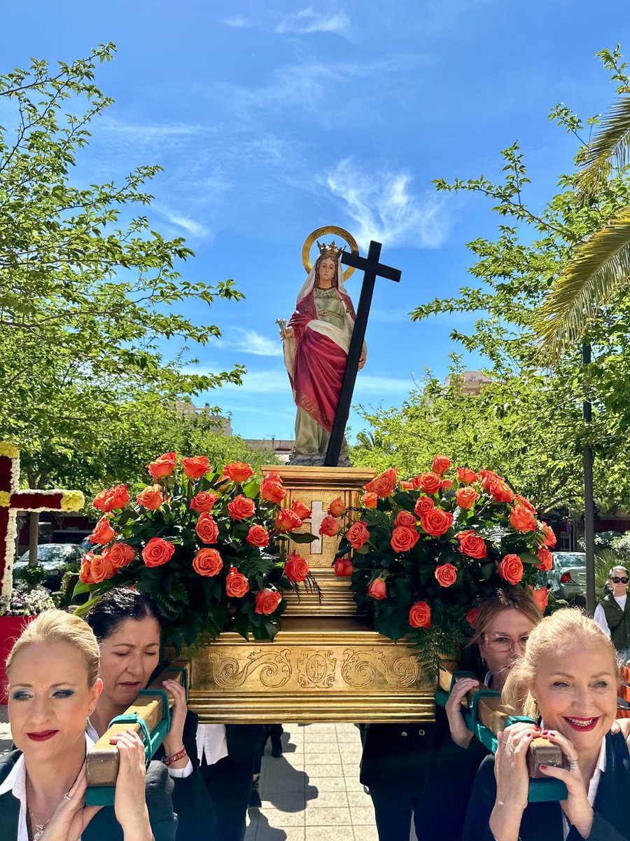 ✝️ El alcalde de Lorca, Fulgencio Gil junto a otros miembros de la corporación municipal, ha asistido, en este primer domingo de mayo, a la Fiesta de la Cruz, en la barriada de Alfonso X el Sabio.