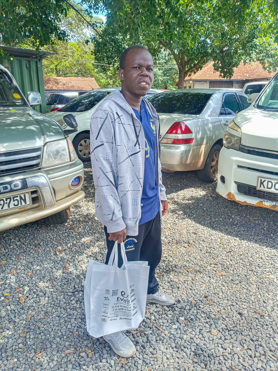 Clinartisto's tweet photo. submitting my work at the Kenya affordable show, when you see the tote bag you know what it means, let's catch up soon ! My studio is open !!!!
#emergingartist #exhibition #clintonartisto #potraits #artcollector #artgallery #Nairobi #museum #kiberaslums #affordable https://t.co/Sekno6Ur4w