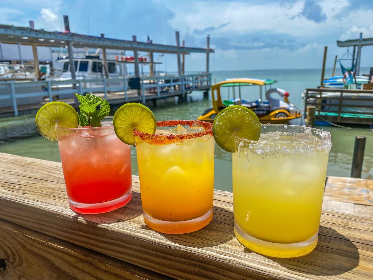 There is nothing better than celebrating 5 de Mayo with a splash of color and a dash of island spirit 🍹 Let's have a toast to good times. Who will you be sharing a margarita with?

📸 : driftwood_spi
#SoPadre #TexasBestBeach