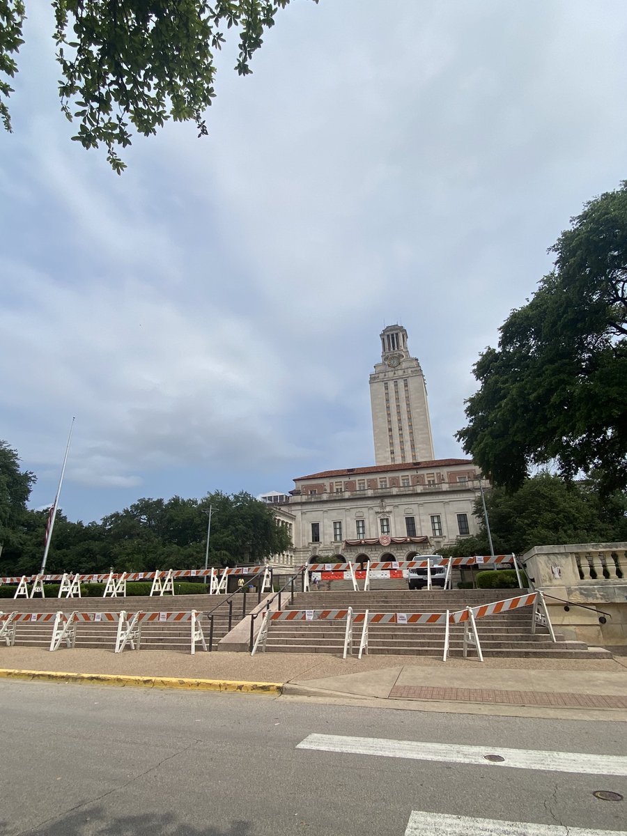 I’m at @UTAustin with @LuzMorenoLozano to cover a protest this afternoon. Looks like people are preparing for large crowds. Drones are buzzing overhead. There are about 50 officers and a dozen medics around the tower and South Lawn. Stay tuned.