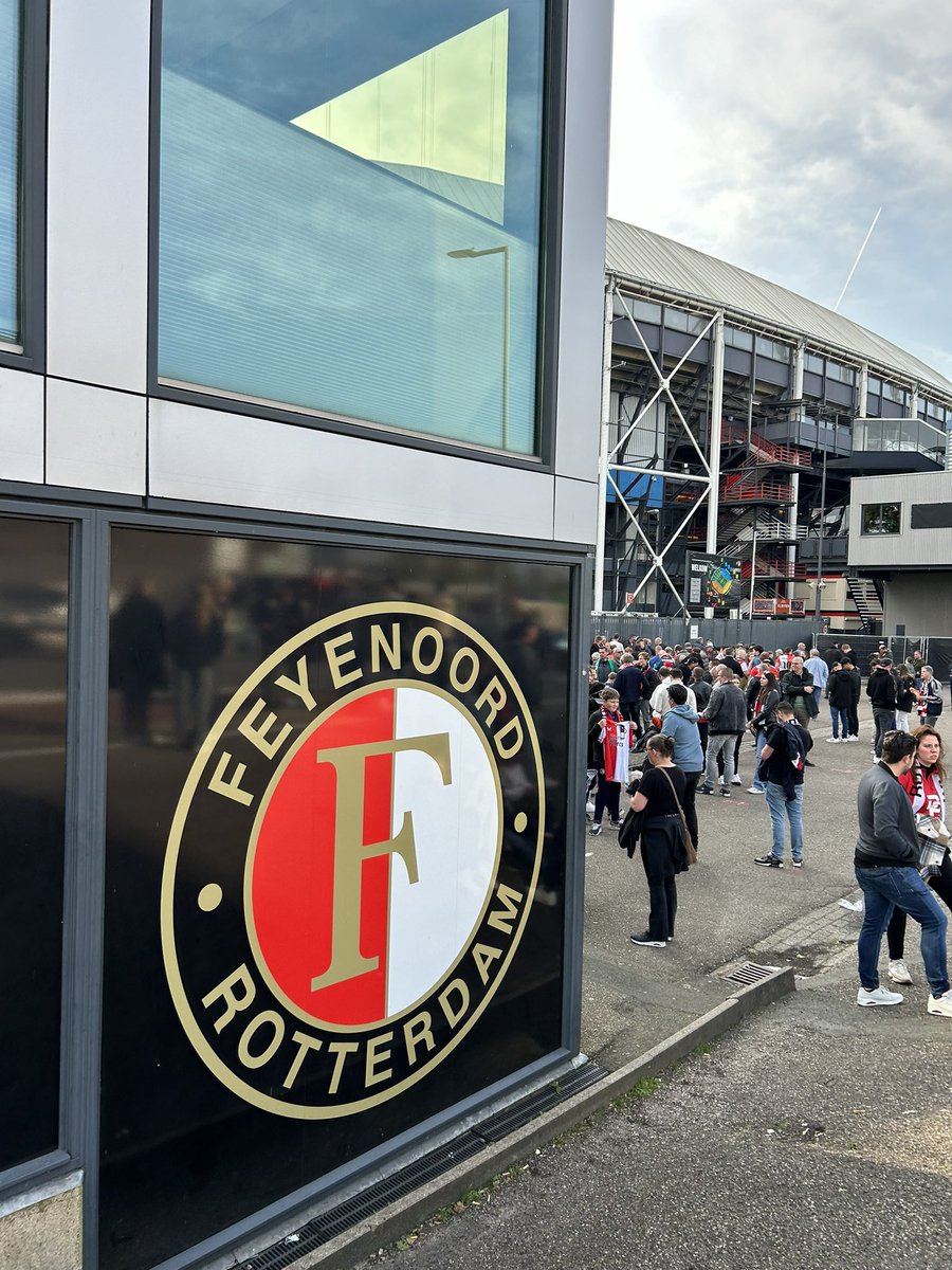 Not at Anfield but I am in Rotterdam. At De Kuip for Feyenoord v PEC Zwolle and Arne Slot watch 👀🇳🇱