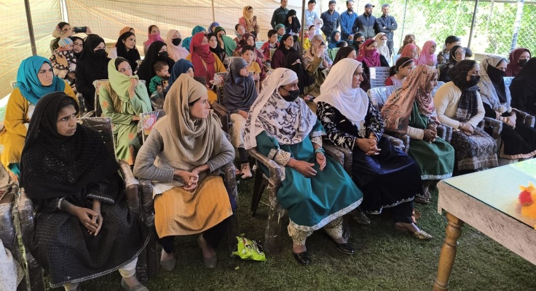 Today a brief interaction with women wing, Which was presided over by DP Women's wings @AdvNeelofar, it was hosted by C/I Gulmarg Farooq Ahmad Shah sb,Vp Women's wing Sandeep Kaur ji , ZVP North @YNCJK @IqbalNabi15 was also present, @OmarAbdullah sir ,@Shahmiri_