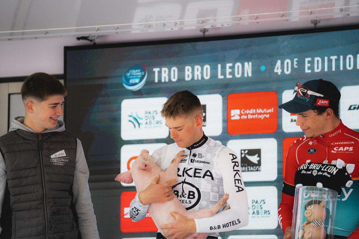 🐷 Le petit cochon du meilleur breton revient à Mathis Le Berre ! 🐷 The best Breton rider of 2024 is Mathis Le Berre who receives his little piglet on the podium. #TroBroLeon