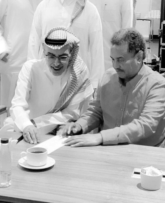 بالأمس مات الشعر واليوم مرض الفن 

 #محمد_عبده