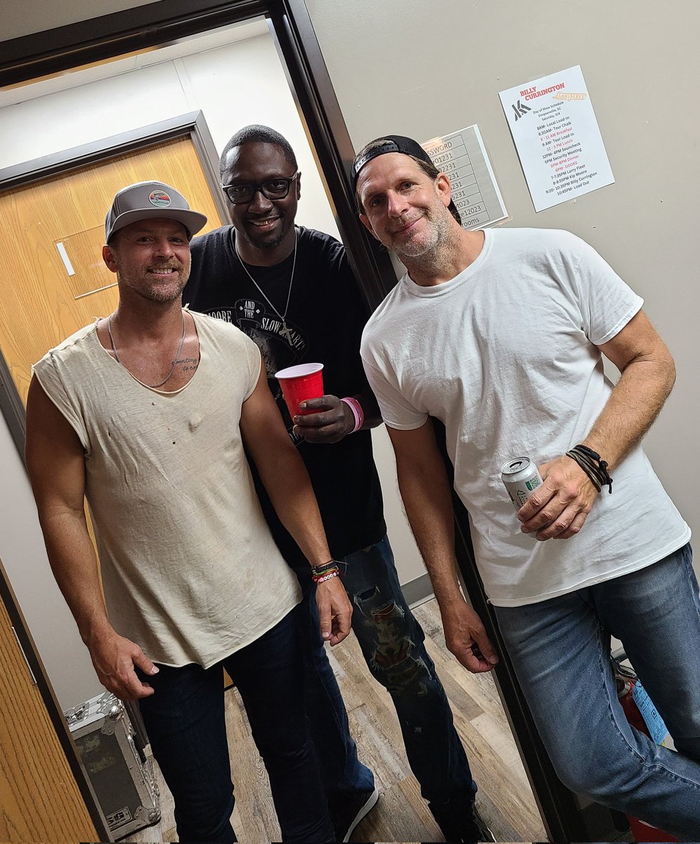 @KipMooreMusic and @billycurrington hanging out after the concert wit my dad!  College teammates.... dad knows EVERYBODY‼️