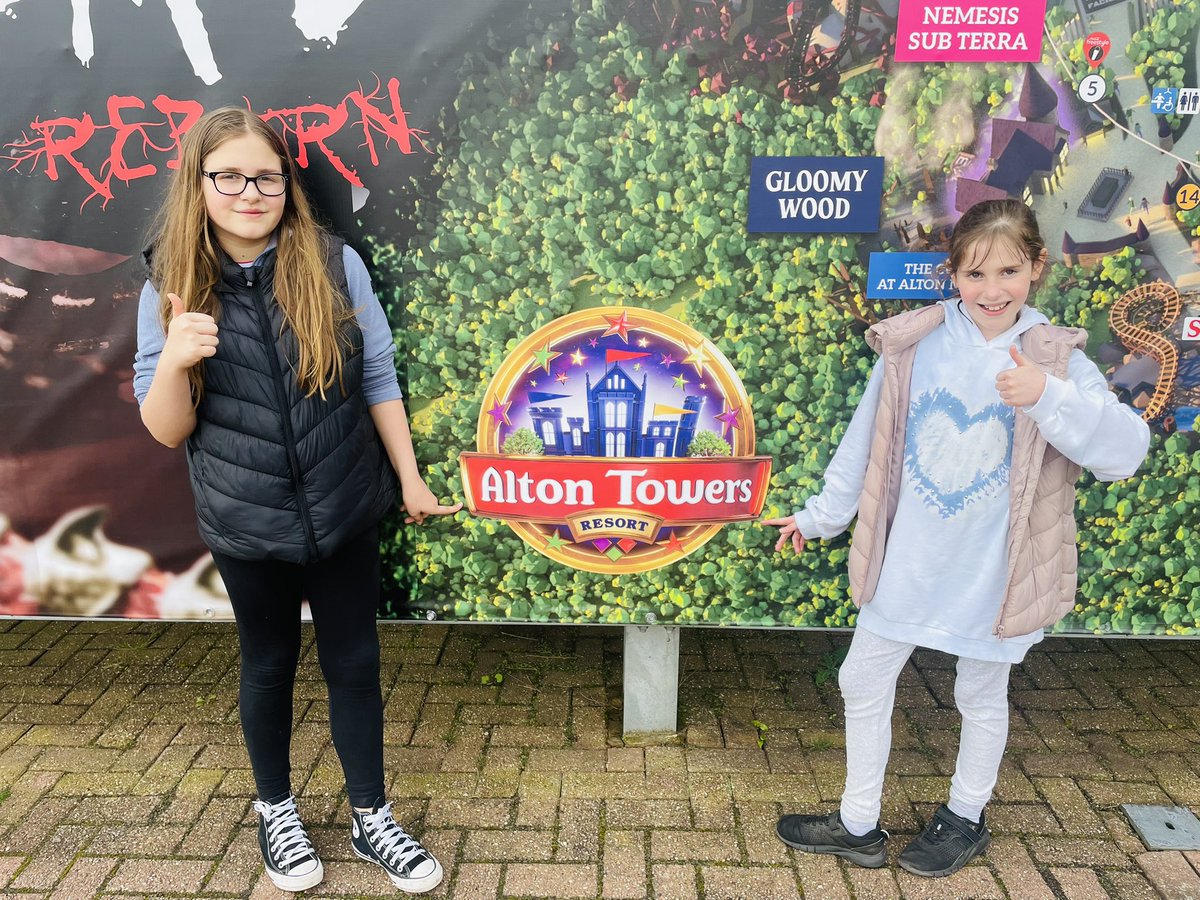 becki_bowden's tweet photo. Emily was excited to discover a world of David Walliams 📖 at Alton Towers but we may have traumatised her with the wicker man ride 😬 @Beaumontprimary  @BeaumontYear4 https://t.co/Lxk6URJ87y