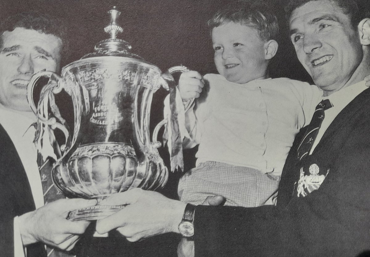 🇾🇪 Noel Cantwell and Bill Foulkes with the FA Cup , Bill pictured with son Stephen 🇾🇪