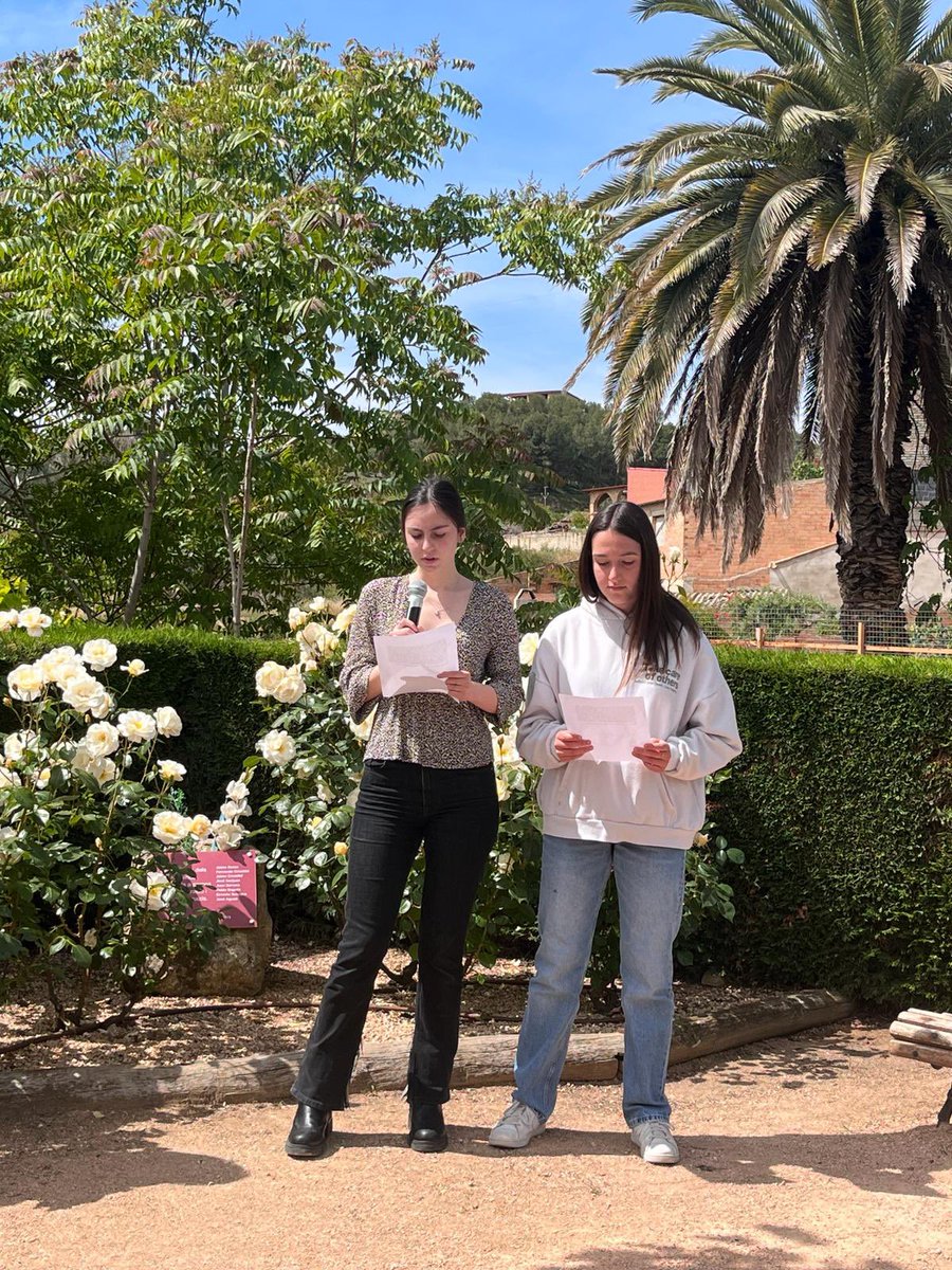 AlmenarMemoria's tweet photo. Volem agrair la participació en l'acte a l'Agnès Sellés, a l’Esther Peiró i a les alumnes de l'Institut d'Almenar, Iris Hernández i Mariona Martínez. Gràcies, una vegada més a l'Ajuntament d'Almenar, així com a tots els i les assistents. 
Recordem als nostres deportats! https://t.co/qgBQwV8JnT