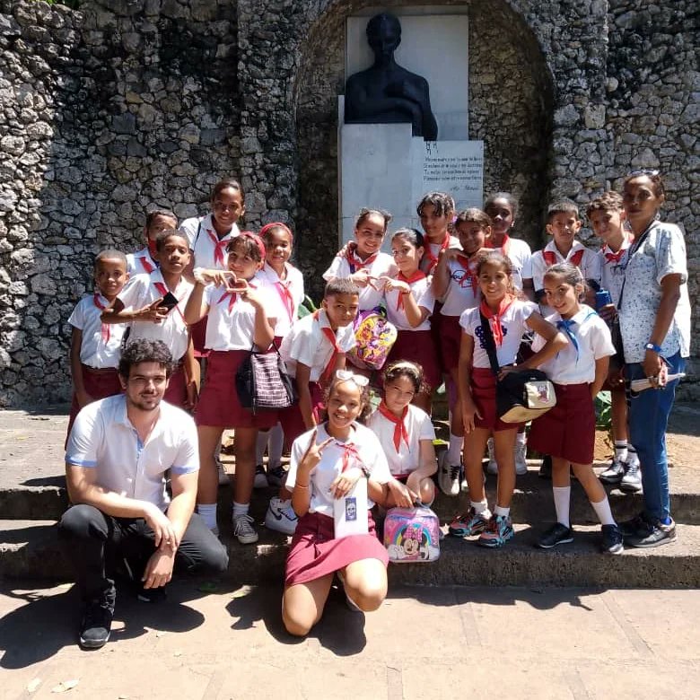 ✍“Los niños saben más d lo q parece, y si les dijeran q escribiesen lo q saben, muy buenas cosas q escribirían” JM.

😊Grandes amantes d la historia son las niñas y niños d la esc. Adalberto Gómez, en Plaza d la Revolución, q visitan el <a href="/MuseoFragua/">Museo Fragua Martiana</a> Martiana! #DeCaraAlSol 🇨🇺