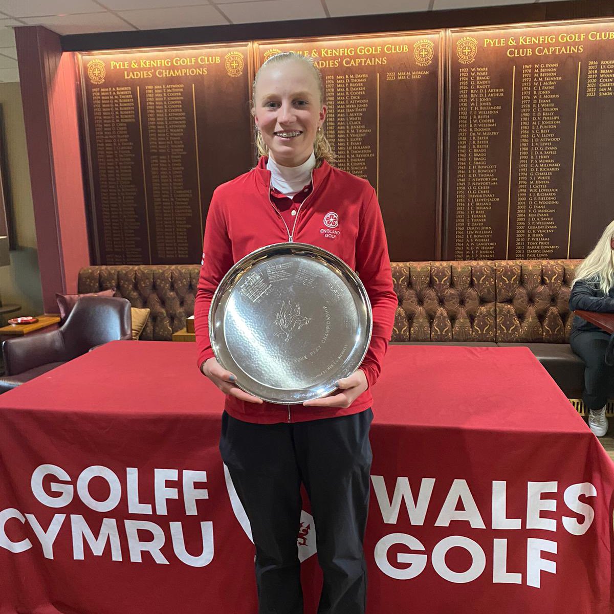 𝗡𝗼 𝘀𝘁𝗼𝗽𝗽𝗶𝗻𝗴 𝗡𝗲𝗹𝗹𝗶𝗲! 🏆📸🏴󠁧󠁢󠁥󠁮󠁧󠁿 Nellie Ong (-11) is crowned the 2024 Welsh Women’s Open Stroke Play Champion after a stunning bogey-free final round of 67 (-7) 👏👏👏 An outstanding performance! 🤩 Results: golfgenius.com/pages/99842779… #RespectInGolf #TogetherInGolf