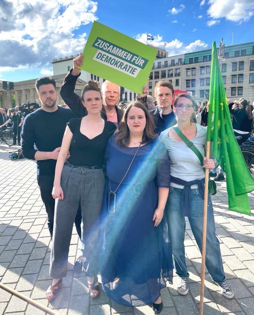 Wir demonstrieren heute mit vielen anderen in Berlin gegen Angriffe auf Politiker*innen und für Solidarität mit @MattEcke und den anderen Opfern.