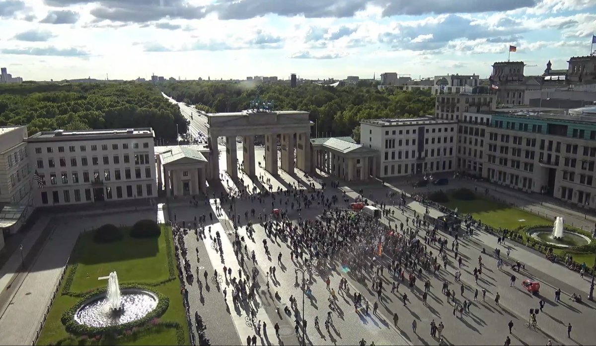 #Tagesschau: 500.000 Menschen demonstrierten am Brandenburger Tor für die Demokratie. #Berlin #b0505 feratel.com/webcams/deutsc…