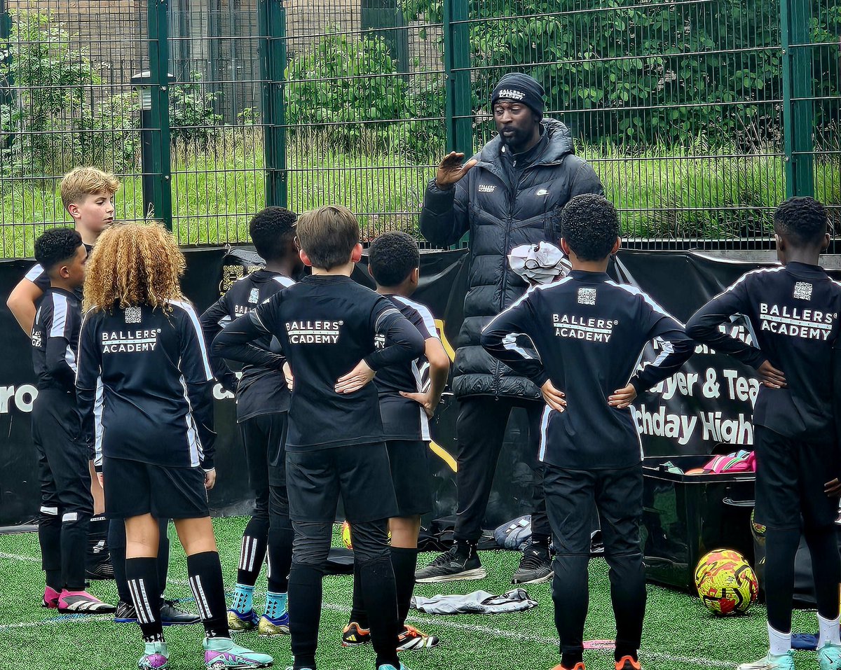 𝐅𝐫𝐢𝐝𝐚𝐲'𝐬 #𝐓𝐚𝐥𝐞𝐧𝐭𝐏𝐚𝐭𝐡𝐰𝐚𝐲 𝐏𝐫𝐨𝐠𝐫𝐚𝐦𝐦𝐞 🌟 Another inspiring session in our #TalentPathways Programme! This week, coach #Dean, who is also the current #LeytonOrient U18s manager, led the way, sharing his expertise and passion for the game.

@lb_southwark