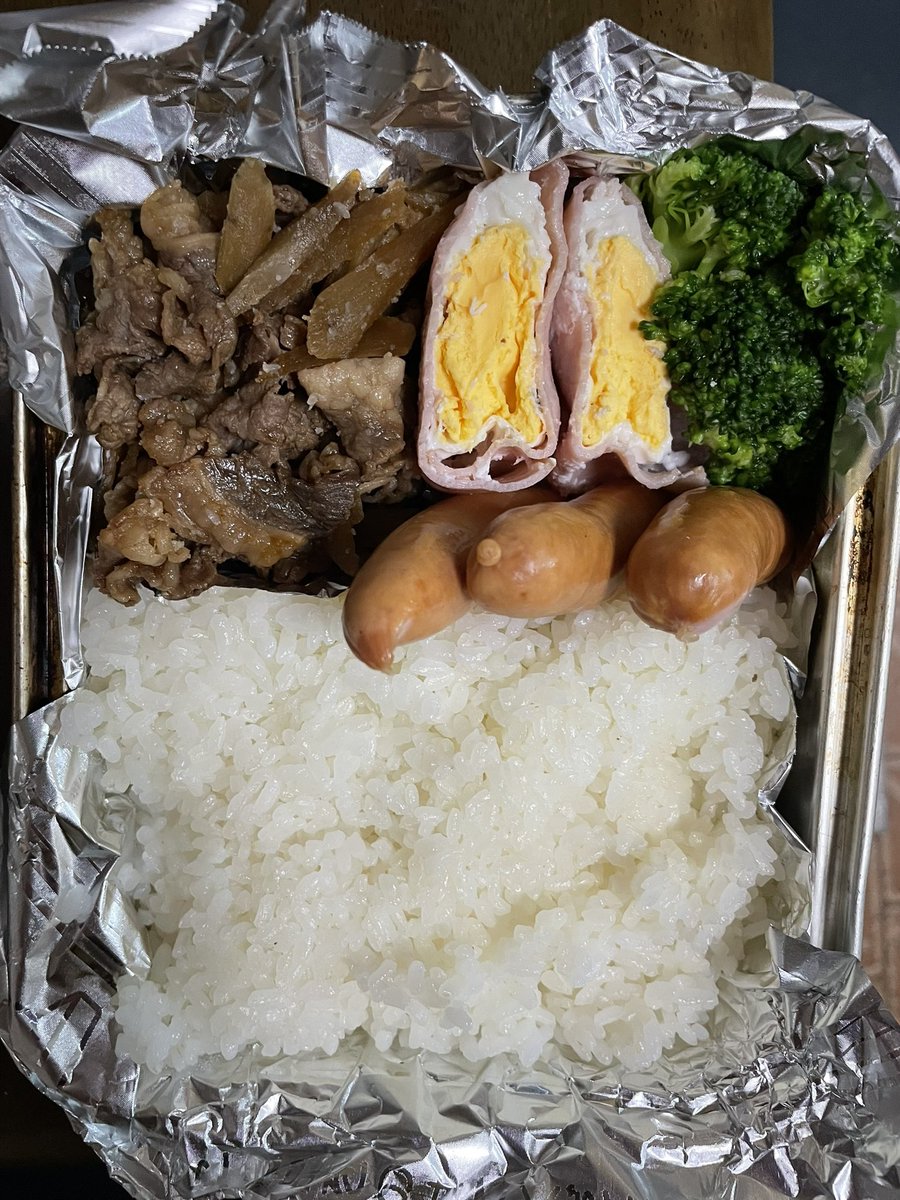 夜中1時のお弁当。
旦那のゴールデンウィーク終わり！
わたしは明日まで休みどけど、お弁当始まったら休み終わりよね。
牛とゴボウのしぐれ煮、ハムエッグ
 #お弁当作り楽しもう部 
 #お弁当作り 
 #お弁当 
 #トラックドライバー弁当 
 #トラックドライバー