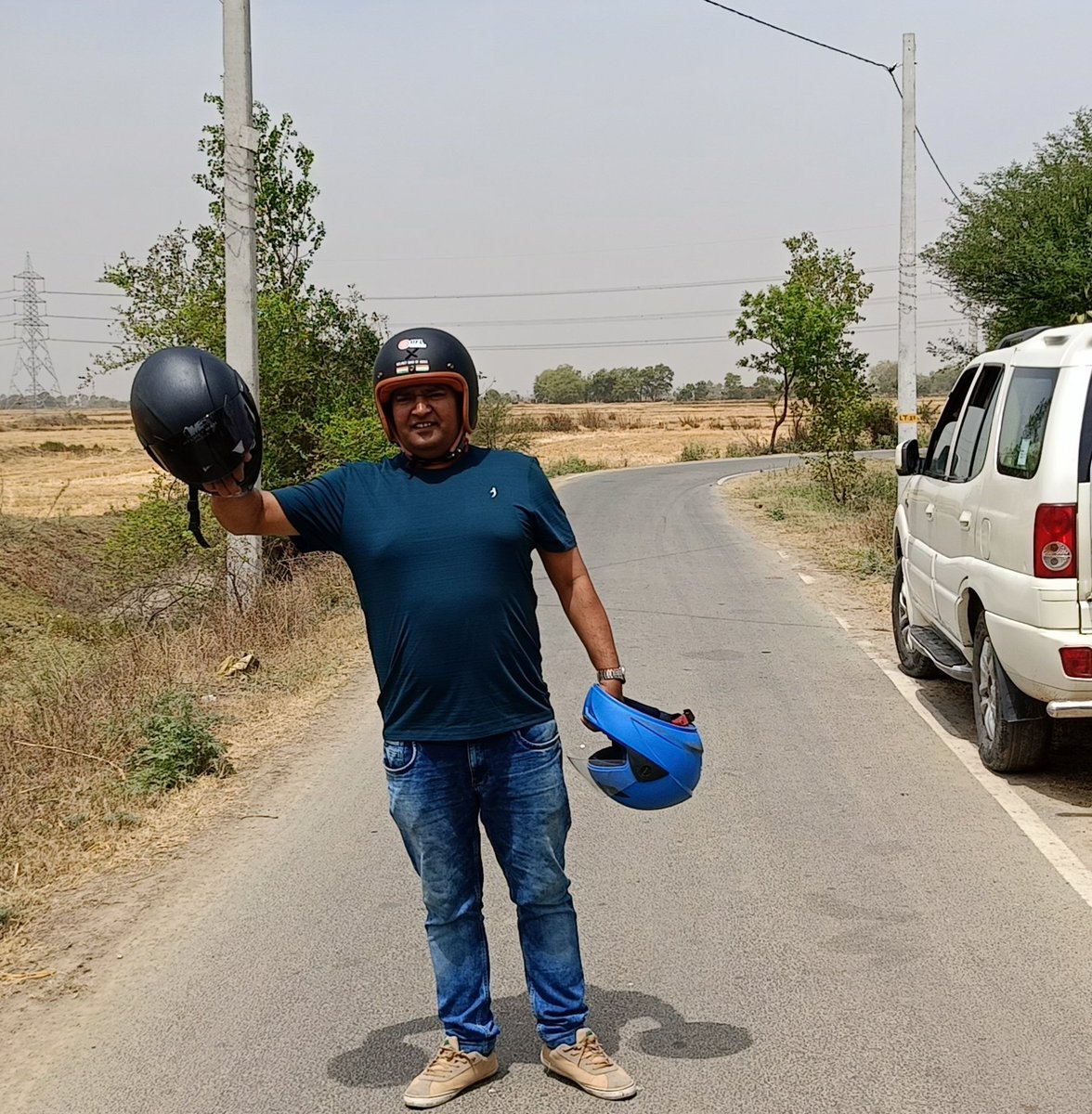 कल से भोपाल की सड़कों पर मिलूंगा 🙏🇮🇳
सड़क दुर्घटना मुक्त भारत हेलमेट मैन.
#roadsafety #savelive #helmetmanofindia #HelmetBank #india #helmetman #savelives