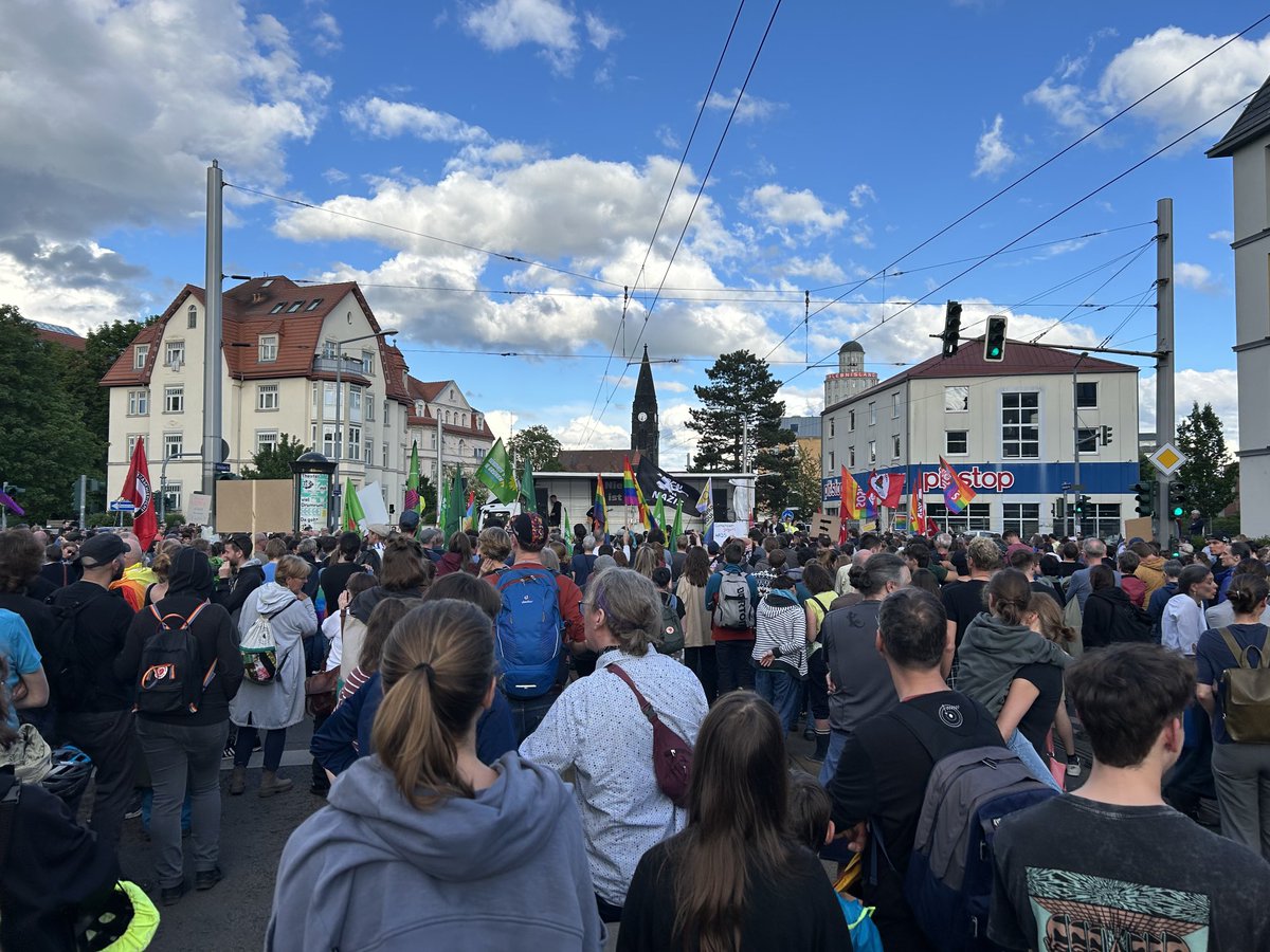 #Dresden #Pohlandplatz - spontane Demo nach dem Überfall auf den SPD-Politiker ⁦@MattEcke⁩