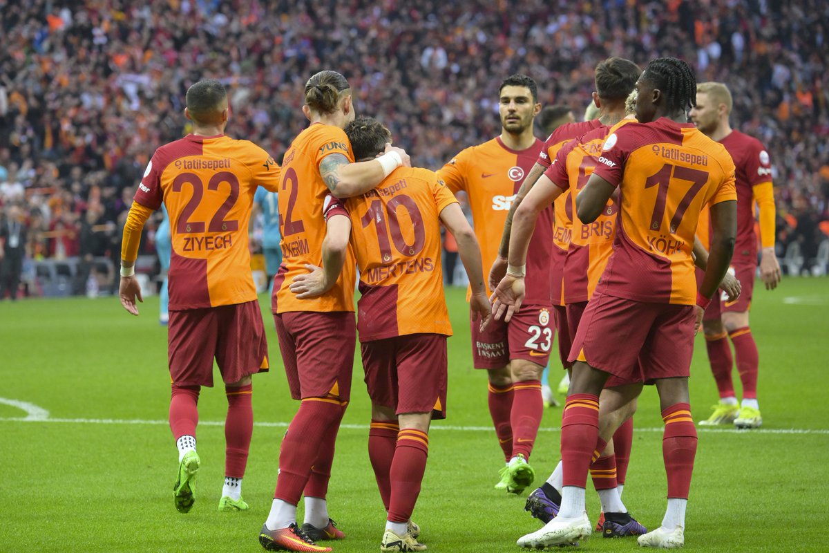 35 - İç sahada oynadığı son 35 Süper Lig maçında da en az bir gol atan Galatasaray, bundan önce Aralık 2000-Kasım 2002 arasında (34 maç) kırdığı kulüp rekorunu yeniledi. Mesken.