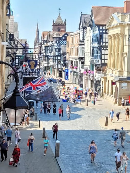 Finally it starts to feel like summer is on the way in #Chester. And it's a #BankHolidayWeekend. A perfect time to explore on the @ChesterTour. Runs every day at 10.30 am and 2pm from outside @ChesterTownHall. Book online or pay your guide on the day. @BBGuides @VisitChester_