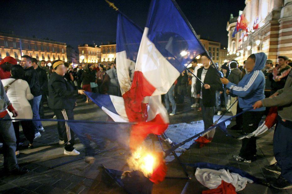 Non cette photo de drapeaux français brûlés sur cette grande place ne date pas de 2024 france3-regions.francetvinfo.fr/occitanie/haut…