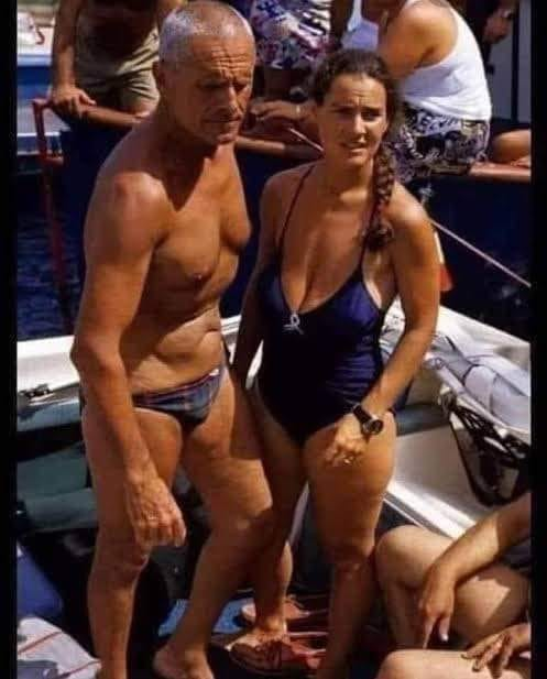 🤿El famoso buzo italiano Enzo Maiorca se sumergió en el mar de Siracusa y estaba hablando con su hija Rossana que estaba a bordo del barco. Listo para entrar, sintió que algo golpeaba levemente su espalda. Se volvió y vio un delfín. Entonces se dio cuenta de que el delfín no