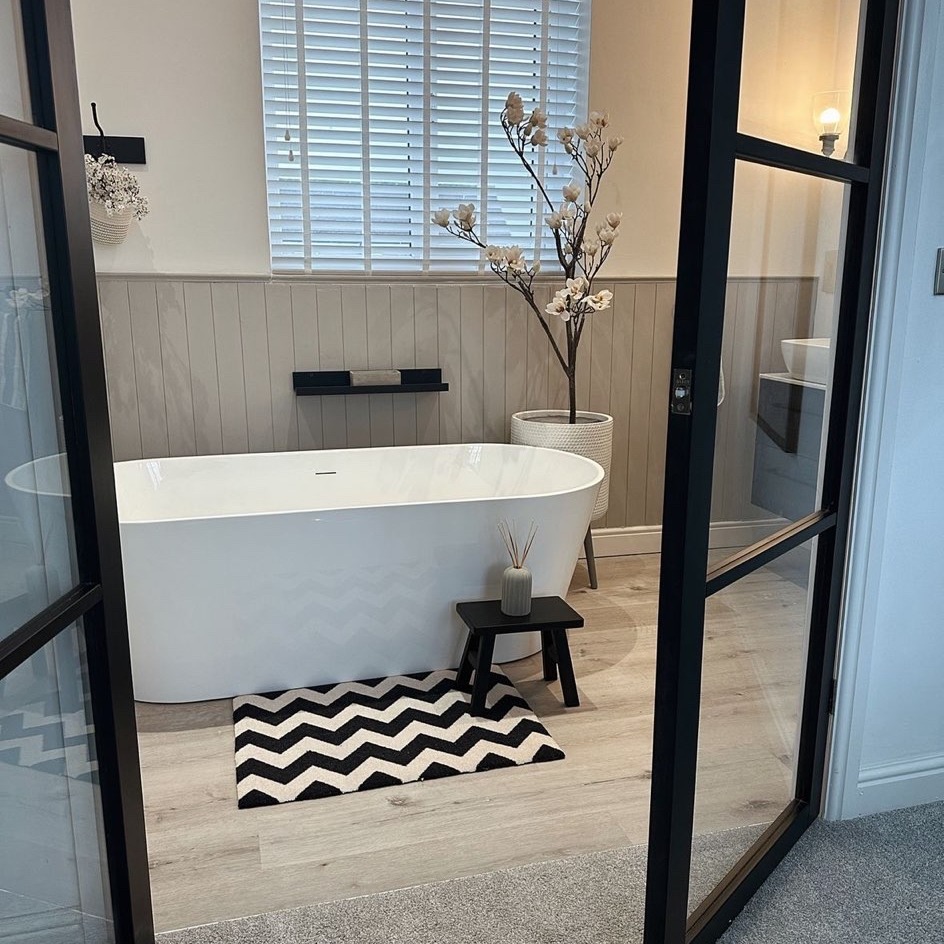 Show us a more inviting bath space... 🏡 IG the_crawfordreno 🔎 Newham 1700mm Freestanding Bath Shop here: bathroommountain.co.uk/newham-v2-1700… #crittalldoor #bathroomdesign #bathroominspo