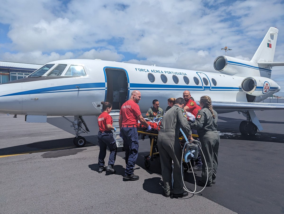 #ForçaAérea está empenhada no transporte de doentes do Hospital de Ponta Delgada. Foram já transportados seis doentes, entre os quais duas grávidas. Três doentes foram para a Ilha Terceira e outros três para a Madeira. Mais em: emfa.pt/noticia-4598- Um C-130H está em alerta.