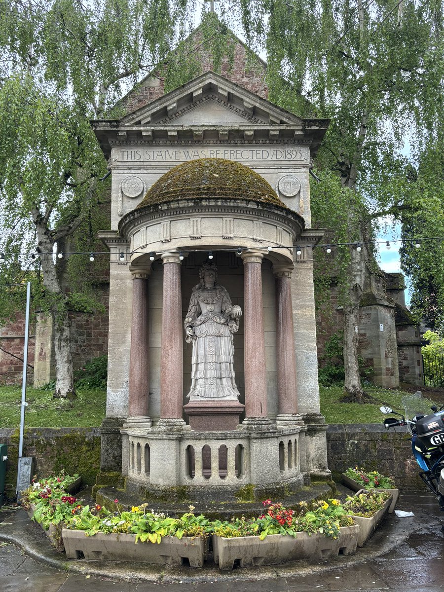 Stopped in Minehead for a cup of tea & saw this chap & Queen Anne #littleadventures24