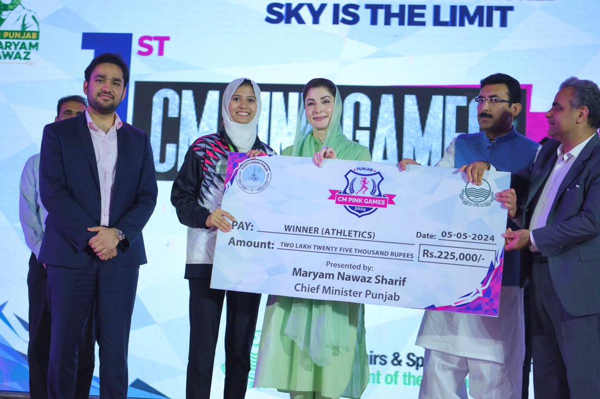 Prize distribution ceremony at Pink Games. Madam CM @MaryamNSharif ordered to double the prize money for winners. 2nd and 3rd positions also received cash prizes.